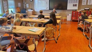 Elvira zit voor het digibord en doet haar verhaal