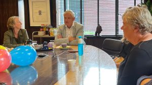 Wethouder Soetendal spreekt de aanwezigen toe.