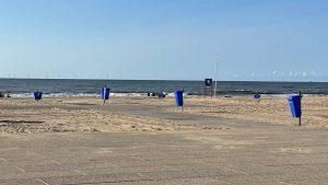 Strand. Uitzicht op het strand. Op de voorgrond de betonnen platen en het uitkijk plateau.