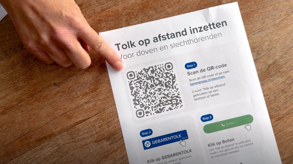 Een afbeelding uit de video hoe je kan stemmen als dove of slechthorende. In beeld een formulier met een QR-code