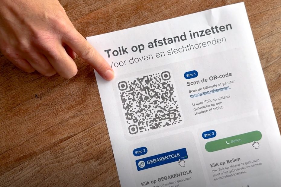 Een afbeelding uit de video hoe je kan stemmen als dove of slechthorende. In beeld een formulier met een QR-code