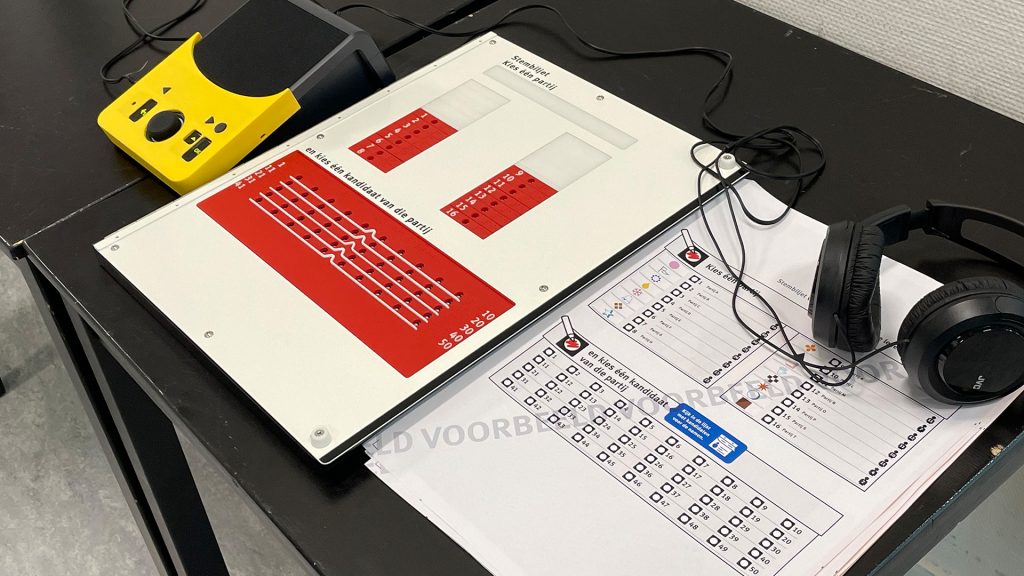 De soundbox, de stemmal en een koptelefoon. En een stembiljet op A3-formaat.