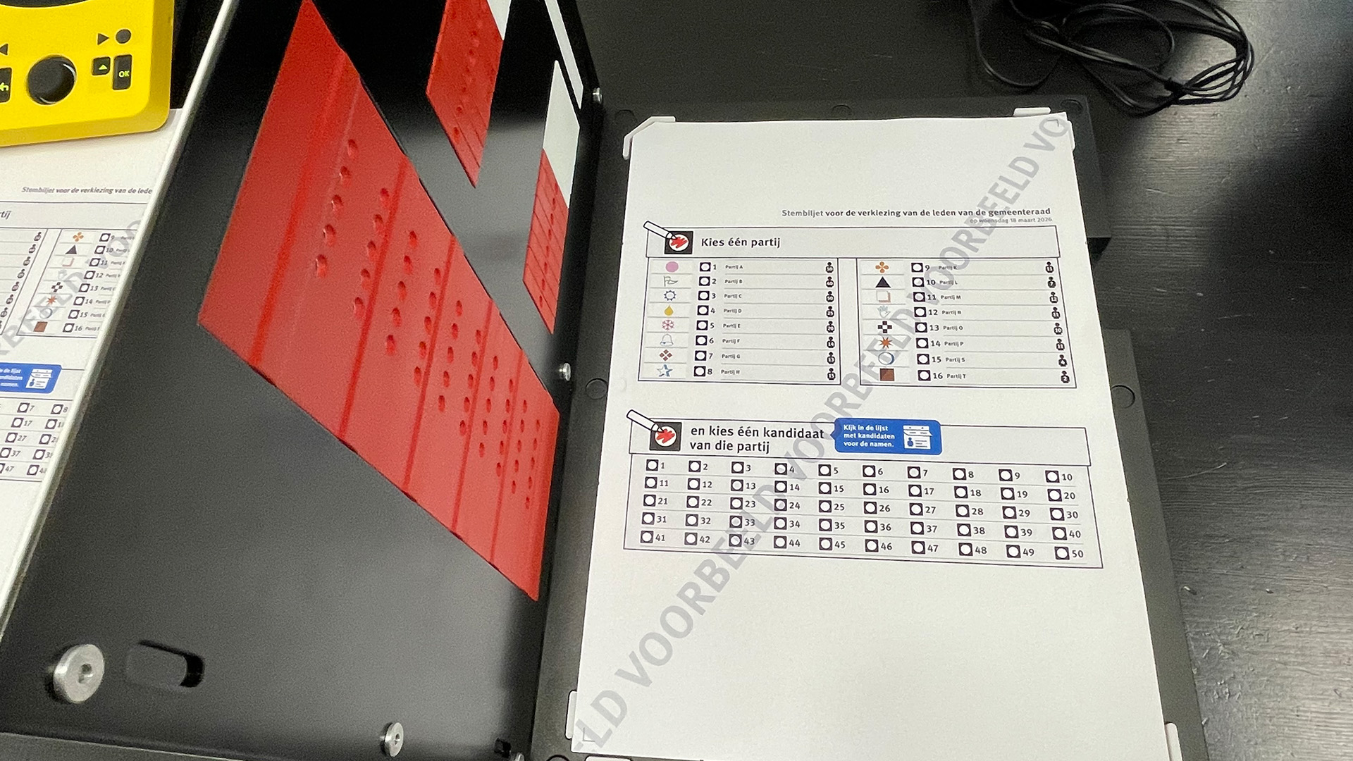 De geopende stemmal met een stembiljet. De geopende stemmal met een stembiljet.