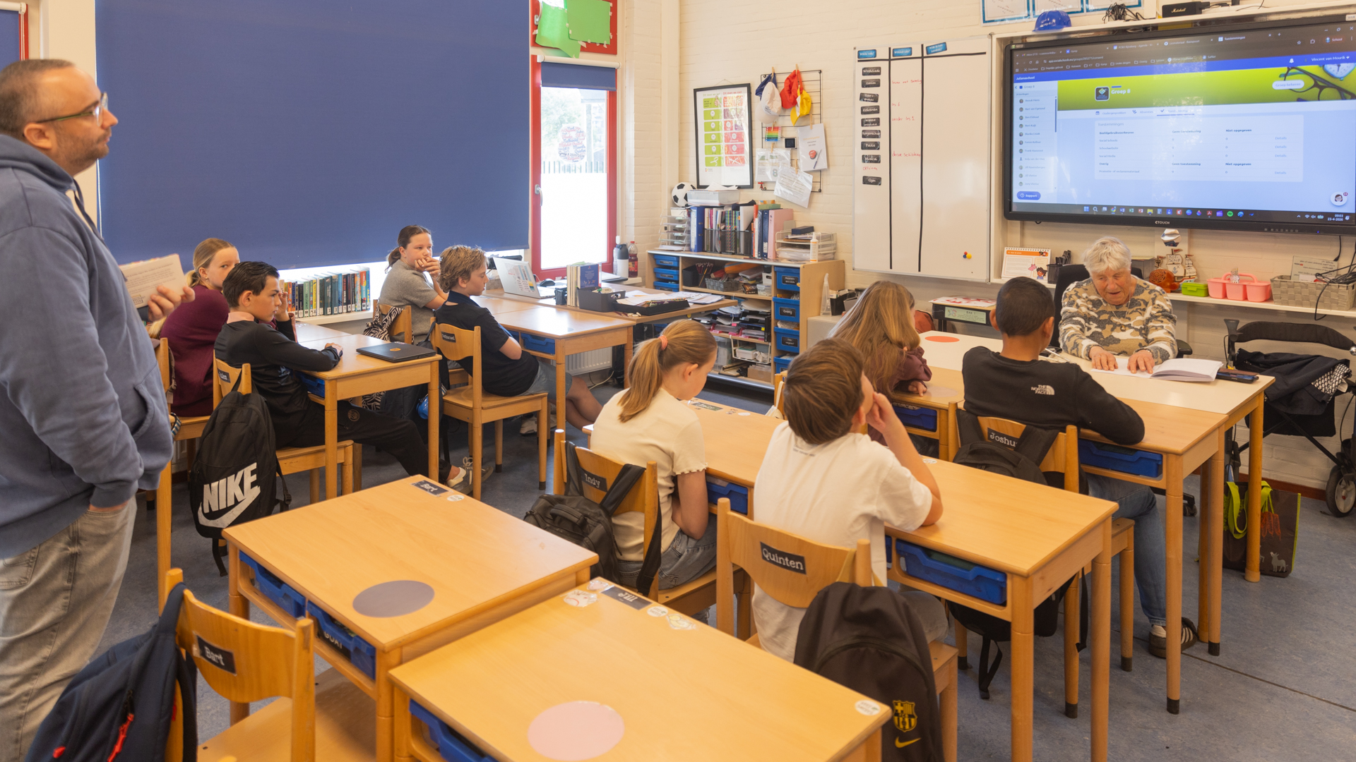 Vrijwilliger Elvira vertelt in groep 8 over haar beperking Vrijwilliger Elvira vertelt in groep 8 over haar beperking
