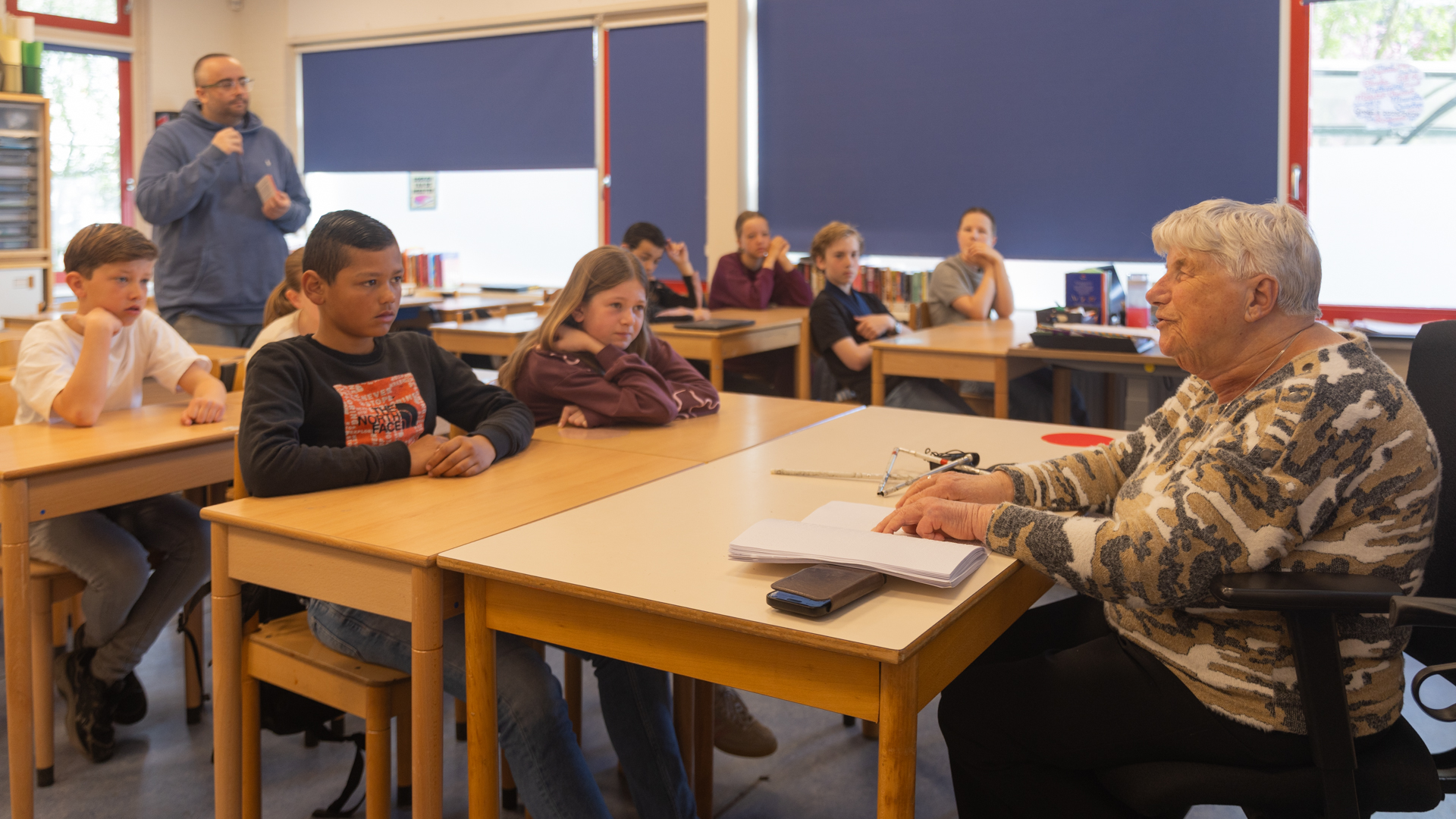 Vrijwilliger Elvira vertelt in groep 8 over haar beperking Vrijwilliger Elvira vertelt in groep 8 over haar beperking