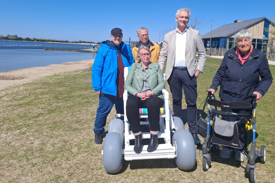 Wethouder Soetendal met vertegenwoordigers van Platform Gehandicaptenbeleid Katwijk met de strandrolstoel